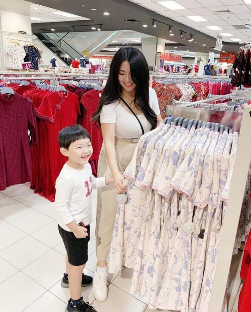 Em trai đi lạc, chị gái hotgirl đăng 1 tấm ảnh khiến các chàng trai xếp hàng xin tìm hộ ảnh 1 em trai di lac, chi gai hotgirl dang 1 tam anh khien cac chang trai xep hang xin tim ho - 1