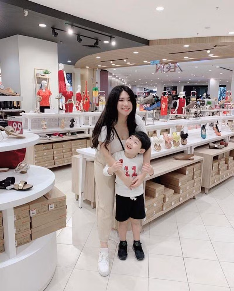 em trai di lac, chi gai hotgirl dang 1 tam anh khien cac chang trai xep hang xin tim ho - 2