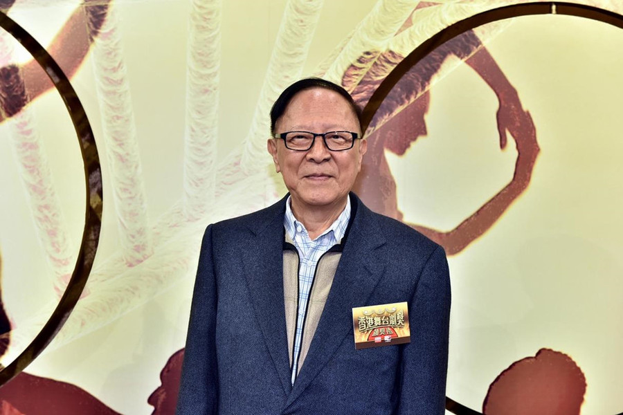 Chung Cảnh Huy (sinh năm 1937): Với học vị tiến sĩ, Chung Cảnh Huy được mệnh danh là "King Sir". Ông quen mặt với khán giả truyền hình qua hàng loạt bộ phim Thiết mã tầm kiều, Sứ đồ hành giả, Mái ấm gia đình, Giải mã nhân tâm... Bên cạnh đóng phim, Chung Cảnh Huy còn là đạo diễn, diễn viên kịch, nhà chế tác phim, MC. Ông được Cục Nghệ thuật Hong Kong trao giải Thành tựu về kịch vào năm 2000. Một năm sau đó, "King Sir" trở thành viện trưởng danh dự của Học viện Diễn xuất Hong Kong. Ảnh: Gbcode. Cac dien vien TVB o tuoi