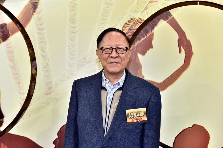 Chung Cảnh Huy (sinh năm 1937): Với học vị tiến sĩ, Chung Cảnh Huy được mệnh danh là "King Sir". Ông quen mặt với khán giả truyền hình qua hàng loạt bộ phim Thiết mã tầm kiều, Sứ đồ hành giả, Mái ấm gia đình, Giải mã nhân tâm... Bên cạnh đóng phim, Chung Cảnh Huy còn là đạo diễn, diễn viên kịch, nhà chế tác phim, MC. Ông được Cục Nghệ thuật Hong Kong trao giải Thành tựu về kịch vào năm 2000. Một năm sau đó, "King Sir" trở thành viện trưởng danh dự của Học viện Diễn xuất Hong Kong. Ảnh: Gbcode. Cac dien vien TVB o tuoi