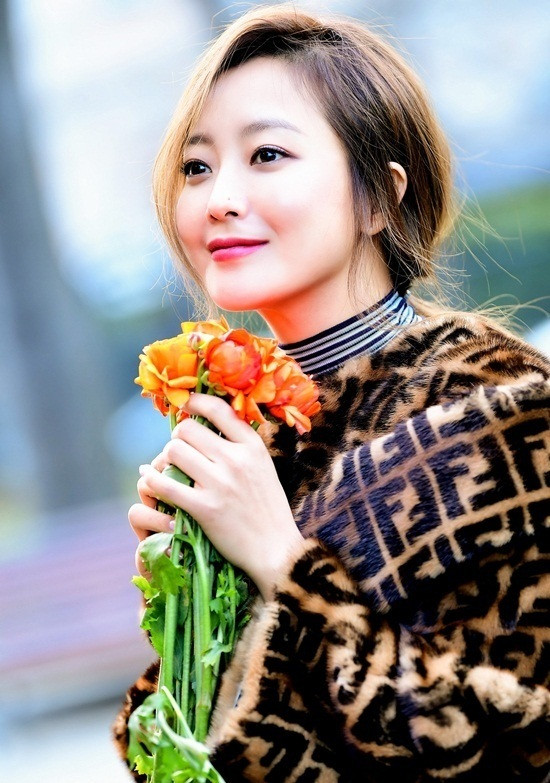 Vẻ đẹp đỉnh cao ở tuổi 42 khiến Kim Hee Sun được ca ngợi là 