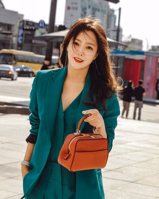 Vẻ đẹp đỉnh cao ở tuổi 42 khiến Kim Hee Sun được ca ngợi là 