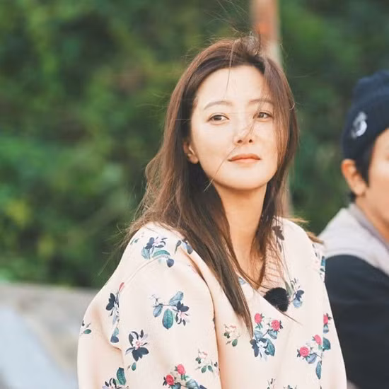 Vẻ đẹp đỉnh cao ở tuổi 42 khiến Kim Hee Sun được ca ngợi là 