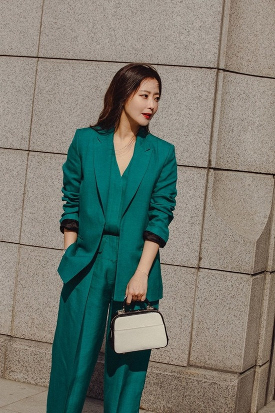 Vẻ đẹp đỉnh cao ở tuổi 42 khiến Kim Hee Sun được ca ngợi là 