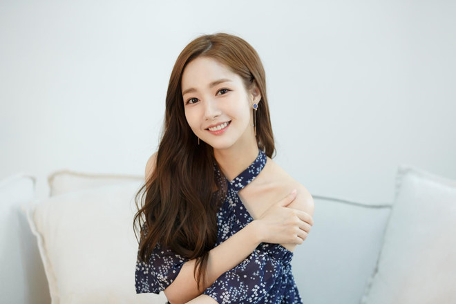 Park Min Young: Nữ diễn viên bị cho là không có sự thay đổi trong việc làm mới bản thân, những vai diễn lặp lại na ná nhau như trong City Hunter (2011), Healer (2014), Remember (2015)... hay gần nhất là Her Private Life khiến cô mất dần sức hút. Trước đó dù Thư ký Kim sao thế? là một bước tiến của Park Min Young nhưng khán giả vẫn mong chờ thần tượng của mình lột xác hơn thế. Nhung my nhan bi che mot mau cua man anh Han Quoc hinh anh 5