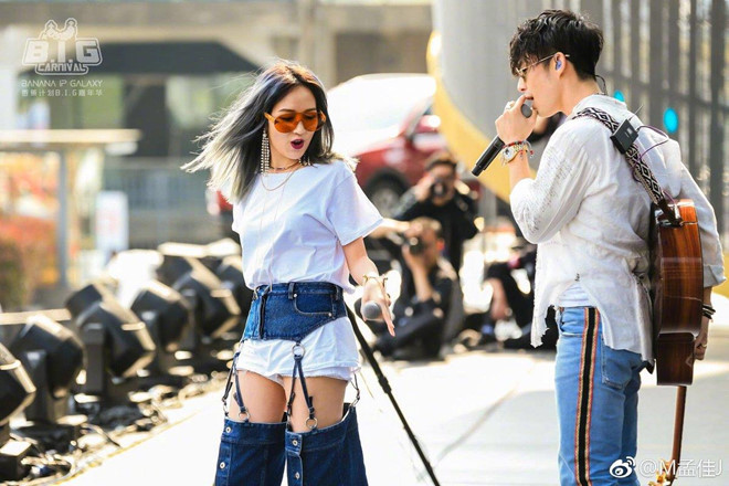 Hiện, Jia vẫn duy trì sự nghiệp ca hát tại Trung Quốc. Cô đi theo hình ảnh cá tính, có phần táo bạo như các nghệ sĩ Âu Mỹ. Trước đó, thần tượng 29 tuổi từng tham gia vai phụ trong 2 tác phẩm điện ảnhMùa hè năm ấy (đóng cùng Nickkhun) vàTình yêu thứ ba (diễn viên chính Song Seung Hun - Lưu Diệc Phi). Cô đã ngừng đóng phim từ năm 2015, khiến danh tiếng của cựu thành viên nhóm Miss A càng thêm giảm sút. Nhan sac goi cam cua cuu than tuong Kpop yeu con trai ty phu Singapore hinh anh 10