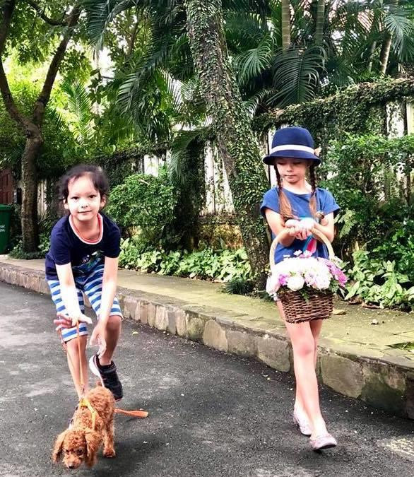 Học cách ca sĩ Hồng Nhung dạy con nói không với điện thoại, iPad ảnh 6 Hồng Nhung hiện sống tại một căn penhouse tại chung cư cao cấp ở quận 2, TP.HCM nhưng điều này không ngăn được sự gần gũi với thiên nhiên của hai bé. Nữ diva tiết lộ riêng Tôm có tình yêu đặc biệt với thiên nhiên, cây cỏ. Mỗi sáng, cậu bé dậy từ 5h, ngắm hoàng hôn, chăm sóc vườn cây ở ban công. Con trai cưng của Hồng Nhung cũng ăn chay từ nhỏ.