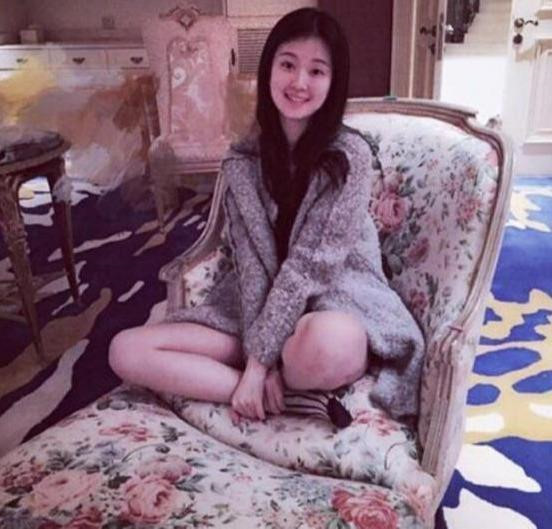 Kiều Hân từng chia sẻ một góc khác trong biệt thự của mình. Chất lượng hình ảnh không cao nhưng người xem có thể nhận ra nội thất mang phong cách châu Âu qua chiếc salon họa tiết hoa và sàn nhà được trải thảm. Không gian biệt thự sang trọng, ấm cúng. Ảnh: Weibo. My nhan 9X giau co nhat showbiz Trung Quoc song xa xi nhu the nao? hinh anh 5