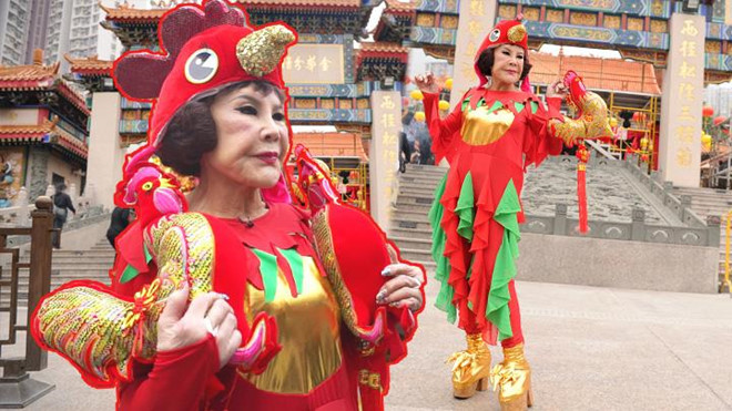 Ở thời điểm lẽ ra phải an hưởng tuổi già, người ta thường bắt gặp Hoàng Hạ Huệ đang biểu diễn trước các chùa, đình. Bà trang điểm đậm, ăn mặc có phần dị hợm và làm trò hát hò, nhảy múa để kiếm chút bạc lẻ, trang trải cuộc sống hàng ngày. Ảnh: Apple.