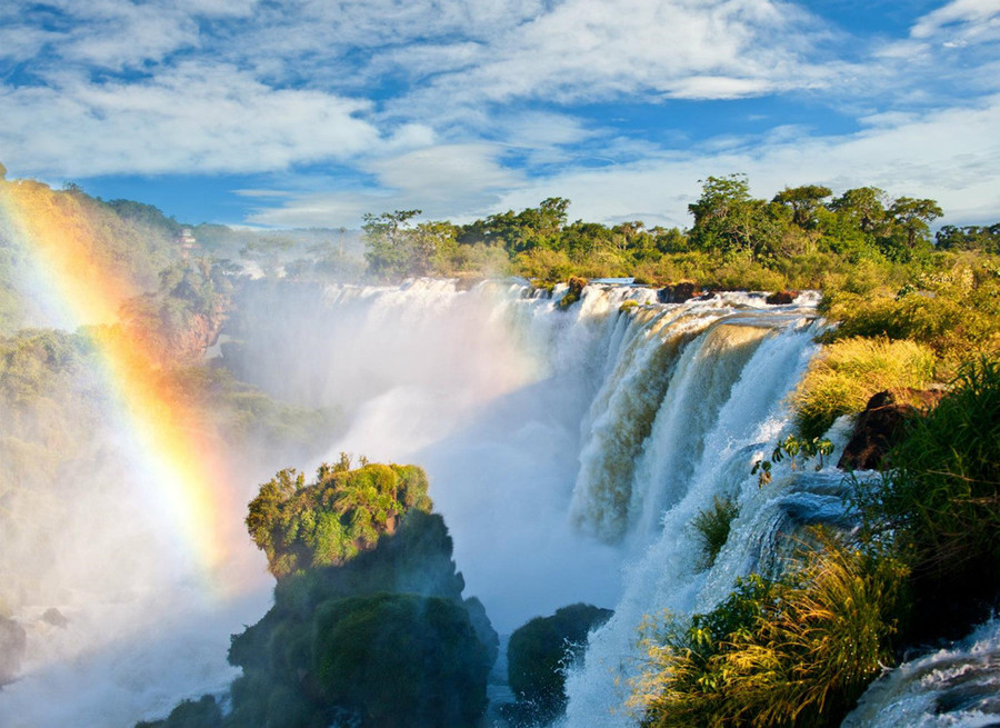 14.Thác Iguazu, Brazil và Argentina: Nằm dọc biên giới Brazil và Argentia, Iguazu là thác nước lớn nhất thế giới. Thác có độ cao 82 m, được chia thành gần 300 thác nhỏ trải dài 3 km, tạo nên một cảnh tượng hùng vĩ "có một không hai". Theo truyền thuyết, trong cơn thịnh nộ, một vị thần đã tách dòng sông Iguazu làm đôi để ngăn cách tình yêu của một người phàm với một vị thần khác. 14 thac nuoc dep nhat the gioi, co 2 dia danh cua Viet Nam hinh anh 14