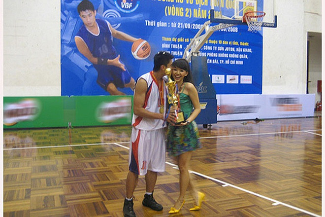 Tóc Tiên từng chia sẻ, Chong Paul nhận được nhiều thiện cảm từ phía mẹ ruột của cô. Bà đồng ý cho cả 2 tìm hiểu nhau dù khi đó Tóc Tiên đang rất nổi tiếng và mới bước chân vào trường đại học. 