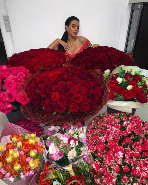 Rich kid khoe căn phòng tràn ngập hoa.