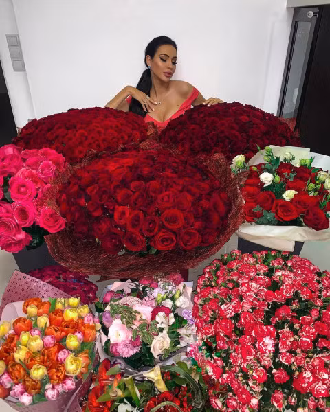 Rich kid khoe căn phòng tràn ngập hoa.