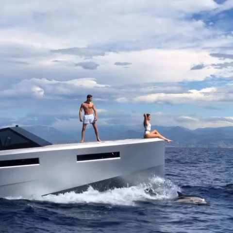 Coi chừng té em gì ơi!