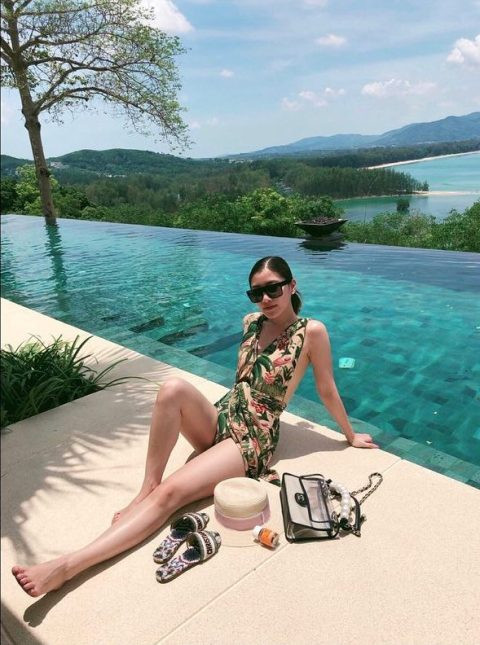 Những mẫu túi từ thương hiệu nổi tiếng trên thế giới nằm trọn trong khung hình với bể bơi vô cực.