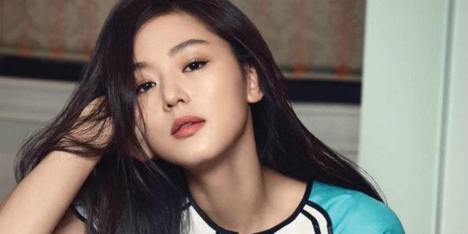 Jeon Ji Hyun: Đúng như biệt danh đã khiến Jeon Ji Hyun nổi tiếng- "cô nàng ngổ ngáo", tất cả những vai diễn của nữ diễn viên đều đi theo phong cách tưng tửng, hài hước, đáng yêu, thậm chí có phần bị "lố", điên điên, cường điệu quá mức. Từ Cô nàng ngổ ngáo năm 2001, cho đến "mợ chảnh" của Vì sao đưa anh tới hay nàng tiên cá muốn làm người xinh đẹp trong Huyền thoại biển xanh đều là những vai diễn giúp Jeon Ji Hyun nổi tiếng. Nhưng cô sẽ không thể tiến xa với cách diễn một màu. Nhung my nhan bi che mot mau cua man anh Han Quoc hinh anh 2