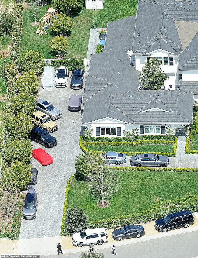 Biết nhà Kardashian giàu nhưng ai ngờ giàu đến độ này: Thầu hẳn khu đất khổng lồ xây 6 biệt thự trăm tỷ chỉ vì 1 lý do đơn giản - Ảnh 16. Biết nhà Kardashian giàu nhưng ai ngờ giàu đến độ này: Thầu hẳn khu đất khổng lồ xây 6 biệt thự trăm tỷ chỉ vì 1 lý do đơn giản - Ảnh 16.