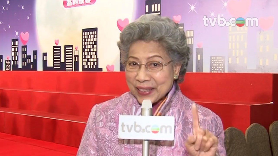 Vai diễn kinh điển của La Lan là Cầu Thiên Xích trong Thần điêu đại hiệp 1995. Một số tác phẩm mà bà từng tham gia còn có Bát quái thần thám, Những người bạn, Ngưu Lang Chức Nữ, On Call 36h, Thiên nhãn, Mái ấm gia đình, Life On The Line... Ở tuổi 85, La Lan vẫn tích cực tham gia đóng phim. Những bộ phim mới nhất của nữ diễn viên trong năm 2019 là Bằng chứng thép 4, Sát thủ, Giải quyết sư, Hàng ma 2. Ảnh: TVB. Cac dien vien TVB o tuoi