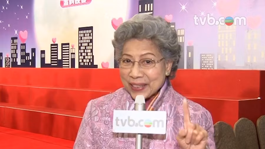 Vai diễn kinh điển của La Lan là Cầu Thiên Xích trong Thần điêu đại hiệp 1995. Một số tác phẩm mà bà từng tham gia còn có Bát quái thần thám, Những người bạn, Ngưu Lang Chức Nữ, On Call 36h, Thiên nhãn, Mái ấm gia đình, Life On The Line... Ở tuổi 85, La Lan vẫn tích cực tham gia đóng phim. Những bộ phim mới nhất của nữ diễn viên trong năm 2019 là Bằng chứng thép 4, Sát thủ, Giải quyết sư, Hàng ma 2. Ảnh: TVB. Cac dien vien TVB o tuoi