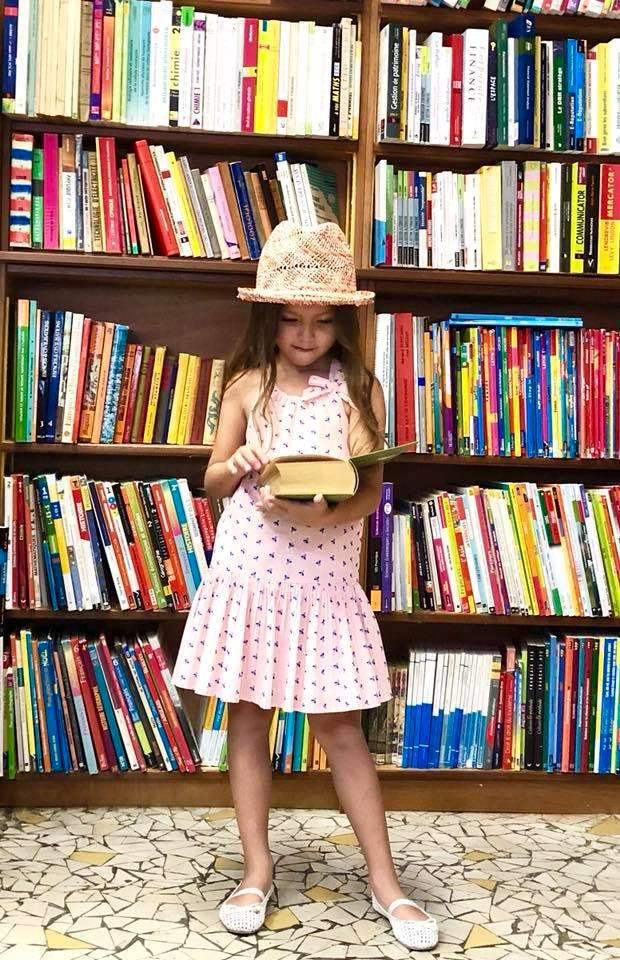 Học cách ca sĩ Hồng Nhung dạy con nói không với điện thoại, iPad ảnh 9 Hình ảnh bé Tép say sưa đọc sách xinh xắn, đáng yêu, nhận được sự ngưỡng mộ từ nhiều người bạn của Hồng Nhung. Trong xã hội hiện đại, mọi người ngày càng đánh mất dần thói quen đọc sách. Với trẻ em, điều này lại càng hiếm hoi. Vì thế việc nữ ca sĩ xây dựng thói quen đọc sách cho con ngay từ nhỏ là điều đáng quý.