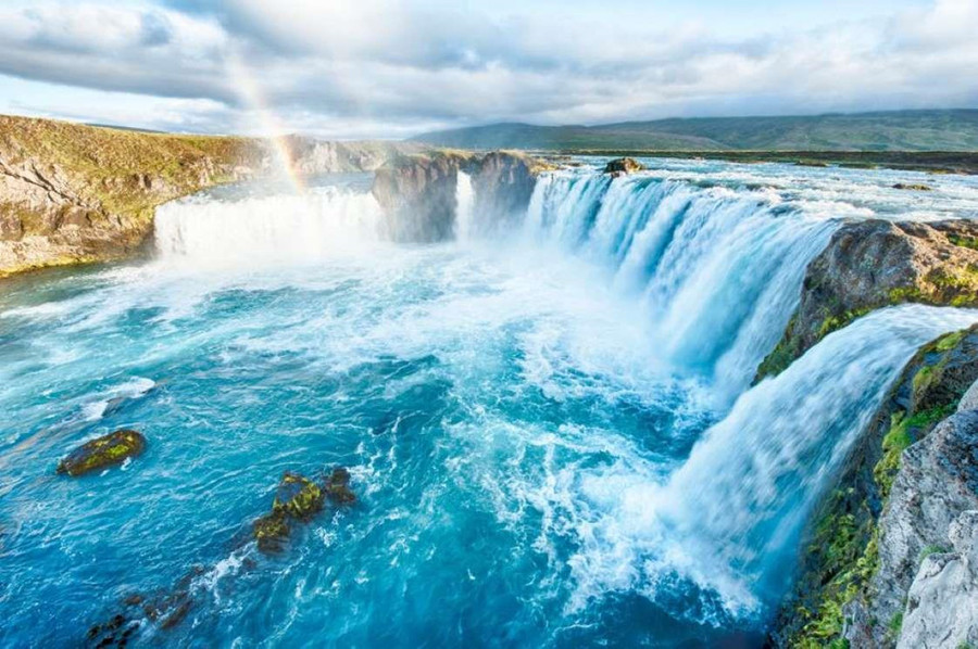 7.Godafoss, Iceland: Thác Godafoss là địa điểm du lịch thu hút nhất của miền Bắc Iceland. Thác cao 12 m và rộng 30 m, tuy khá khiêm tốn nhưng ngọn thác khi hòa với khung cảnh thiên nhiên xung quanh đẹp đến kinh ngạc. Thác nước là nơi Kito Giáo được thông qua để trở thành tôn giáo chính thức của Iceland vào năm 1000. Đó cũng là lý do khiến nơi đây có tên gọi là "thác nước của những vị thần". 14 thac nuoc dep nhat the gioi, co 2 dia danh cua Viet Nam hinh anh 7