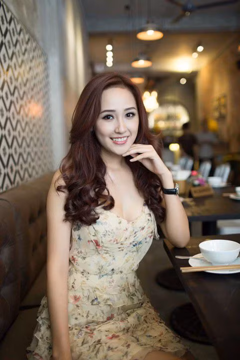 Đến tháng 10/2014, Hoa hậu tiếp tục khai trương một nhà hàng mới giữa Quận 1, tại một trong những con phố nổi tiếng đắt đỏ nhất Sài thành. 