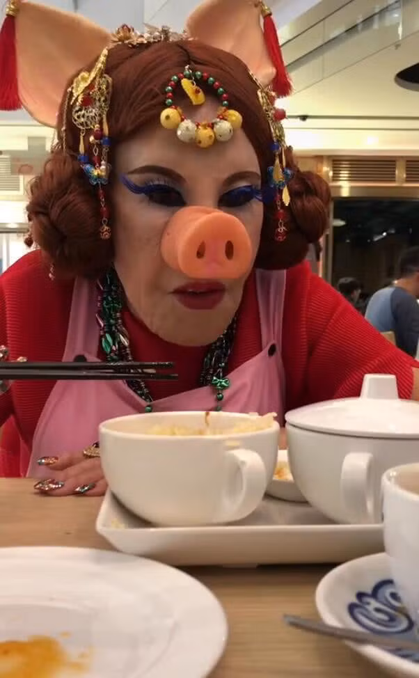 "Thảm họa thẩm mỹ Hong Kong" làm đủ nghề để kiếm sống ở tuổi U90 ảnh 7