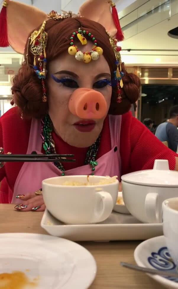 "Thảm họa thẩm mỹ Hong Kong" làm đủ nghề để kiếm sống ở tuổi U90 ảnh 7