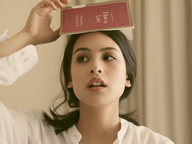 Năm 2018, Maudy Ayunda (sinh năm 1994) gây chú ý trong cộng đồng mạng Việt Nam nhờ vẻ ngoài xinh đẹp, được nhận xét có nét giống Chi Pu. Cô là ca sĩ kiêm diễn viên nổi tiếng tại Indonesia.Ngôi sao trẻ có sức hút lớn với hơn 10 triệu lượt theo dõi trên trang cá nhân. Hot girl Indonesia va chuyen tinh 4 nam voi CEO 9X noi tieng hinh anh 1