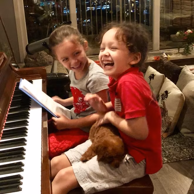 Hồng Nhung cho biết trong hai con, Tôm thể hiện năng khiếu nghệ thuật nổi bật hơn. Trong khi đó, bé Tép lại phát triển tư duy ngôn ngữ. 