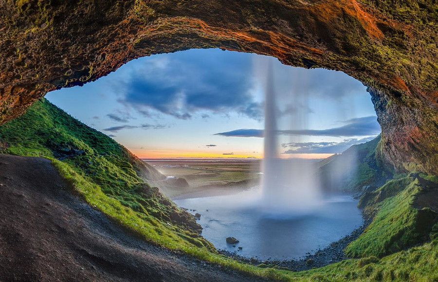 8.Seljalandsfoss, Iceland: ThácSeljalandsfoss có thể được quan sát từ xa nhưng bạn đừng nên tiếc một quãng đường ngắn để tới tận nơi chiêm ngưỡng. Ngọn thác là một dòng chảy từ độ cao 20 m xuống hồ nước bên dưới, tạo thành khung cảnh tuyệt đẹp như trong cổ tích. Thời điểm tuyết tan, thác nước mới xuất hiện, vì thế bạn chỉ có thể tham quan nơi này từ tháng 5 cho tới tháng 7 hàng năm. 14 thac nuoc dep nhat the gioi, co 2 dia danh cua Viet Nam hinh anh 8