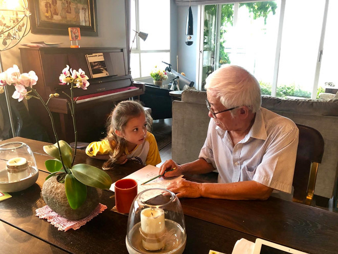 Học cách ca sĩ Hồng Nhung dạy con nói không với điện thoại, iPad ảnh 10 Hai con của Hồng Nhung học ở trường quốc tế từ nhỏ, thông thạo tiếng Anh, tiếng Pháp. Tuy nhiên chị vẫn muốn sành sỏi tiếng Việt. Vì vậy, ở nhà, Tôm và Tép được ông ngoại dạy thêm tiếng Việt. Nữ diva tiết lộ, hai bé có thành tích học tập tốt, riêng môn tiếng Việt luôn đứng đầu lớp.