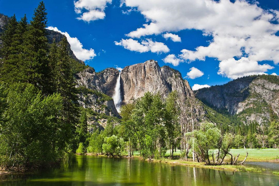 11.Thác Yosemite, Mỹ: Nằm ở trung tâm Công viên quốc gia Yosemite nổi tiếng thế giới tại California, thác Yosemite nổi bật trong số rất nhiều điểm du lịch tự nhiên tại đây. Yosemite là ngọn thác cao nhất khu vực với độ cao 739 m, đổ xuống một rừng câysequoia khổng lồ tạo thành khung cảnh đẹp kỳ thú với du khách. Ngoài ra, những ngọn núi đá granit hùng vĩ cùng nhiều khu nghỉ dưỡng đẳng cấp cũng là điểm thu hút du khách tới đây. 14 thac nuoc dep nhat the gioi, co 2 dia danh cua Viet Nam hinh anh 11