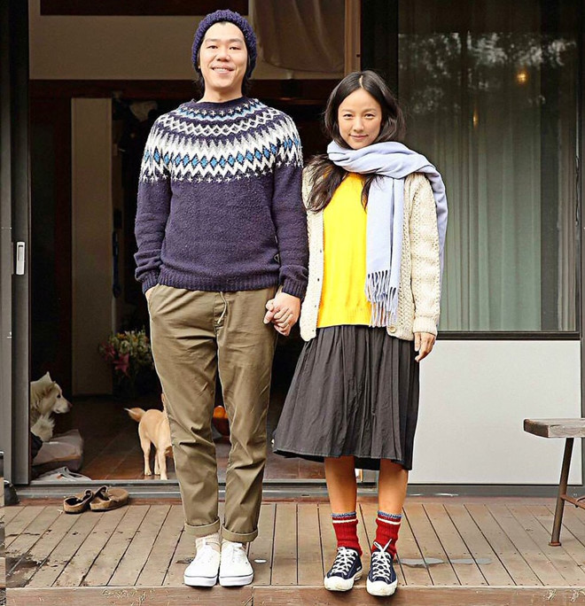 Xinh đẹp, giàu có và đang trên đỉnh cao của sự nghiệp, Hyori bất ngờ kết hôn với nam nghệ sĩ danh tiếng kém xa cô, Lee Sang Soon. Cuộc sống hiện tại của ngôi sao Kpop là chuỗi ngày bình yên bên chồng tại đảo Jeju, tránh xa thị phi showbiz. 5 nu than tuong noi tieng nhat lich su Kpop hinh anh 3