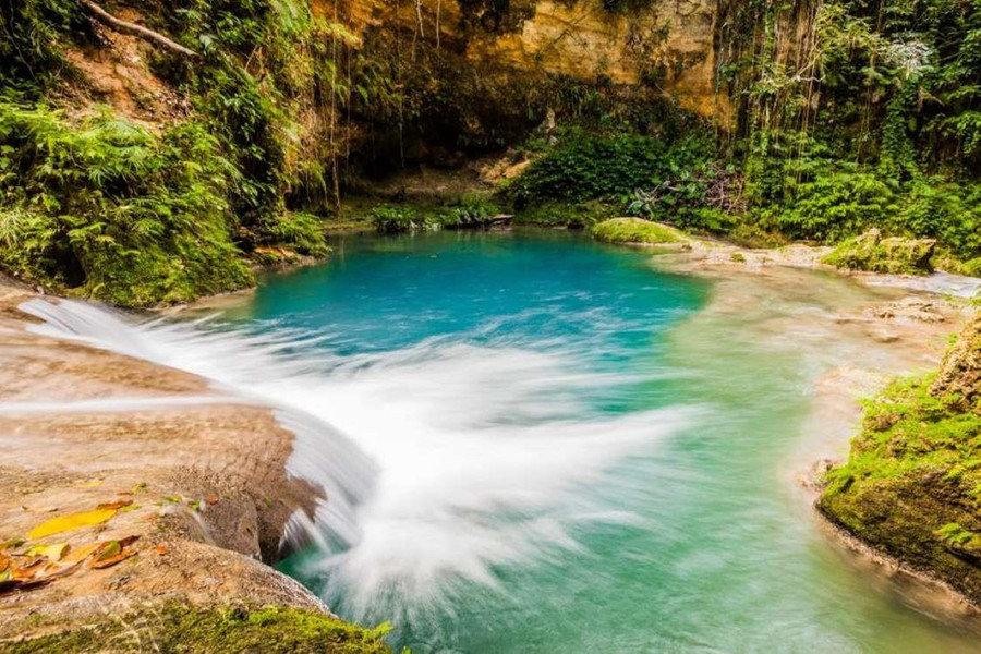 4.Blue Hole, Jamaica: Blue Hole (Hố Xanh) là một trong những địa điểm bí ẩn ở Jamaica, được bao quanh bởi khu rừng nguyên sinh nhiệt đới. Vẻ đẹp của vùng nước màu ngọc lam kỳ ảo như đang mời gọi du khách tới đây khám phá. Điểm nhấn của Blue Hole là thác nước tự nhiên và những núi đá bao quanh. 14 thac nuoc dep nhat the gioi, co 2 dia danh cua Viet Nam hinh anh 4