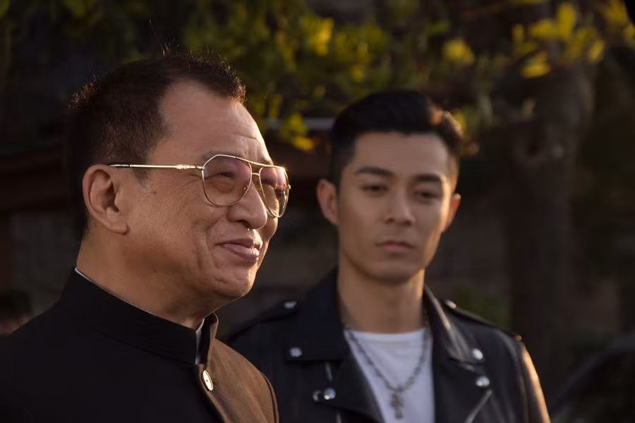 Hứa Thiệu Hùng (sinh năm 1949): "Vua vai phụ" của Hong Kong chính thức bước sang tuổi 70 trong năm nay. Xuất thân danh gia vọng tộc, được gia đình hướng theo nghiệp kinh doanh, nhưng Hứa Thiệu Hùng vẫn vui vẻ "làm nền" trong hàng trăm bộ phim TVB vì đam mê diễn xuất. Không chỉ diễn hài duyên dáng, các nhân vật phản diện cũng được Hứa Thiệu Hùng thể hiện xuất sắc. Ảnh: Now. Cac dien vien TVB o tuoi