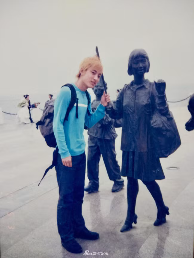 Ai cũng có một thời trẻ trâu: Giả Nãi Lượng tóc vàng hoe, gầy nhom cực kỳ đáng yêu - Ảnh 3.