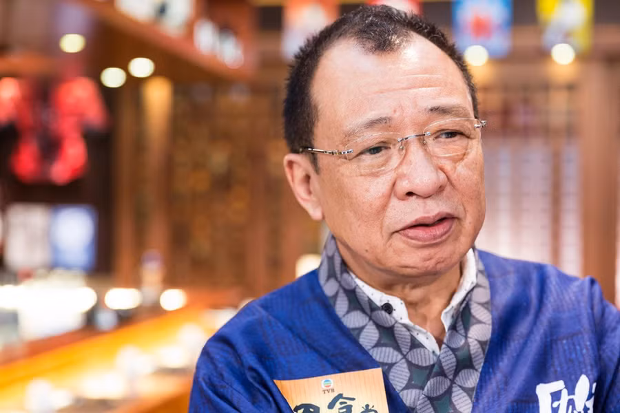 Sau gần 50 năm gia nhập làng giải trí, Hứa Thiệu Hùng đã tham gia diễn xuất trong hàng loạt tác phẩm như Thiện ác tà, Lộc đỉnh ký (1984), Kim ngọc mãn đường, Mưu dũng kỳ phùng, Hồ sơ tuyệt mật, Tuế nguyệt phong vân, Nữ cảnh tác chiến... Hứa Thiệu Hùng đang góp mặt trong bộ phim đang "làm mưa làm gió" trên sóng truyền hình Hong Kong - Cảnh sát thép. Ảnh: HK01. Cac dien vien TVB o tuoi