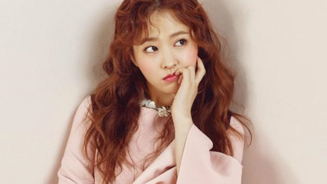 Park Bo Young: Sở hữu ngoại hình tươi sáng, trẻ trung với đôi mắt biết nói cùng nụ cười rạng rỡ, Park Bo Young luôn được các đạo diễn lựa chọn vào những dạng vai học đường hoặc tình cảm nhẹ nhàng, đáng yêu. Một số bộ phim nổi bật mà cô tham gia như: A Werewolf Boy, Oh my ghost, Strong Women Do Bong Soon, On Your Wedding Day, Hot Young Bloods... đều gây được sự chú ý và thành công về mặt doanh thu. Tuy nhiên, trong bộ phim mới nhất của mình-Abyss, đóng cặp với Ahn Hyo Seop, khán giả dần nhận ra thực chất nữ diễn viên chỉ đang lặp lại chính mình với cách diễn xuất cũ. Nhung my nhan bi che mot mau cua man anh Han Quoc hinh anh 3
