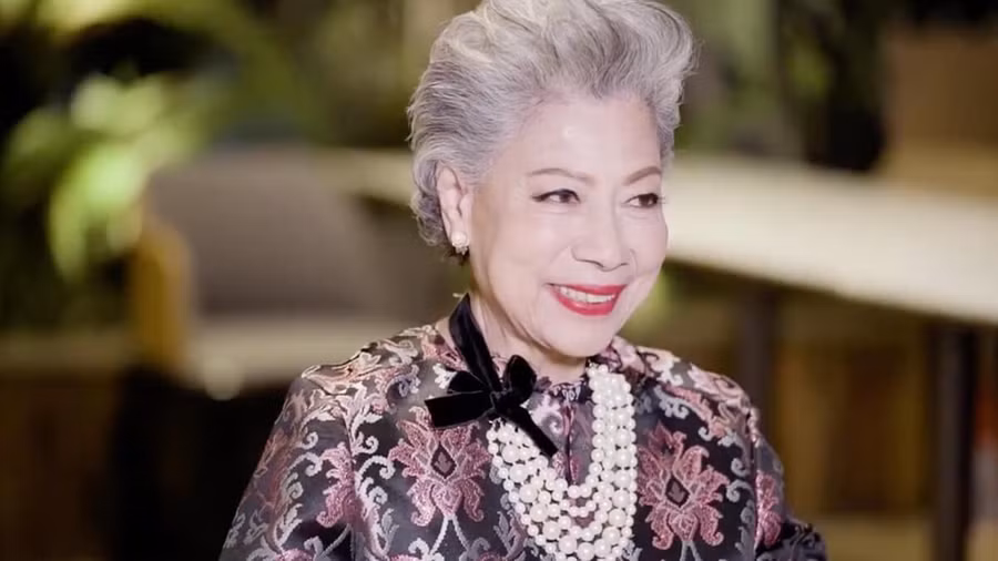 La Lan (sinh năm 1934): Với khả năng diễn xuất đa dạng, La Lan có thể đảm nhận từ vai hiền lành, cam chịu cho đến những vai phản diện độc ác, nham hiểm. Bà là "ác mộng" đối với không ít khán giả nhí vì hóa thân quá xuất sắc thành những nhân vật "yêu bà bà" trên màn ảnh TVB. Ở dòng phim ma, diễn xuất của La Lan được đông đảo khán giả Hong Kong công nhận và mến mộ. Ảnh: MING"S. Cac dien vien TVB o tuoi