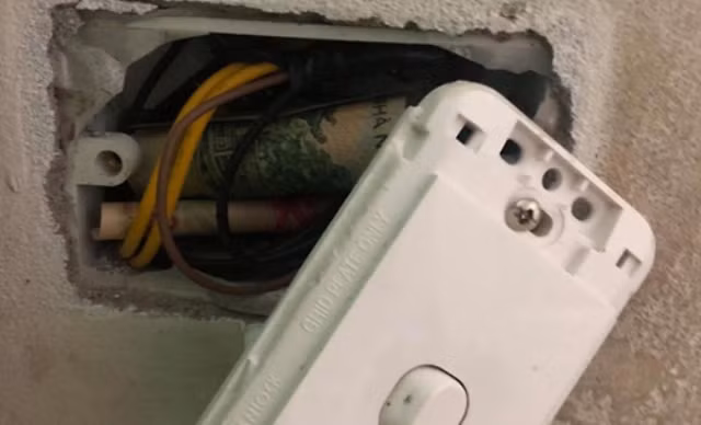 Sửa điện giúp chị hàng xóm, thanh niên bất ngờ phát hiện ra bí mật giấu kín của người chồng