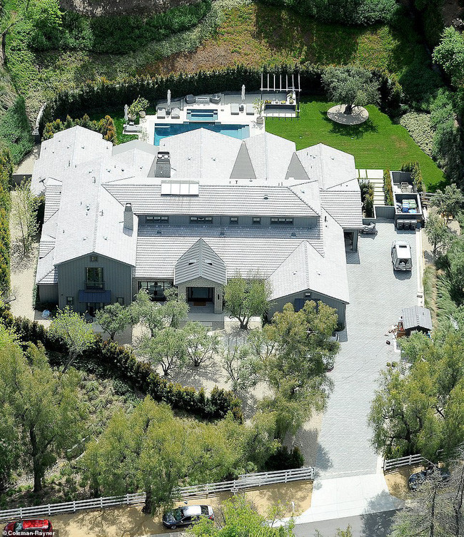 Biết nhà Kardashian giàu nhưng ai ngờ giàu đến độ này: Thầu hẳn khu đất khổng lồ xây 6 biệt thự trăm tỷ chỉ vì 1 lý do đơn giản - Ảnh 14. Biết nhà Kardashian giàu nhưng ai ngờ giàu đến độ này: Thầu hẳn khu đất khổng lồ xây 6 biệt thự trăm tỷ chỉ vì 1 lý do đơn giản - Ảnh 14.