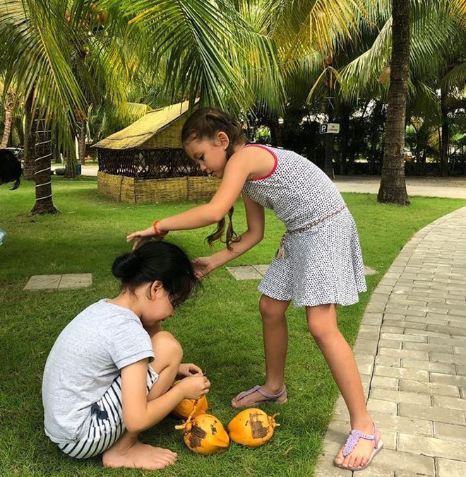 Học cách ca sĩ Hồng Nhung dạy con nói không với điện thoại, iPad ảnh 7 Mới 7 tuổi nhưng Tôm đã tự tay trồng được nhiều rau xanh và cây ở nhà. Trong ảnh là Tôm và Tép tự trèo cây, hái dừa trong một chuyến du lịch. Hồng Nhung nhấn mạnh: