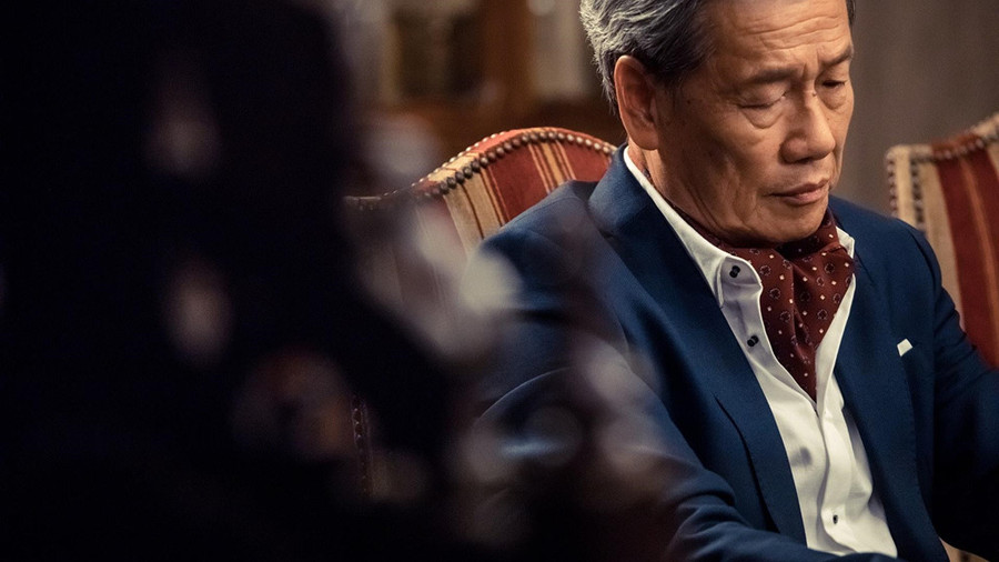 Lưu Giang (sinh năm 1946): Nam diễn viên kỳ cựu đã có hơn 50 năm vào nghề và được nhiều diễn viên kính trọng gọi bằng "thầy Lưu". Trước khi tham gia đóng phim, Lưu Giang là diễn viên kinh kịch và gia nhập làng giải trí với tư cách là người chỉ đạo võ thuật. Năm 1981, ông gia nhập TVB sau một thời gian hoạt động ở các đài Giai thị, RTV. Nam diễn viên được khán giả TVB yêu mến bởi kỹ năng diễn xuất đa dạng, đặc biệt khi hóa thân vào những nhân vật phản diện. Ảnh: HK01. Cac dien vien TVB o tuoi