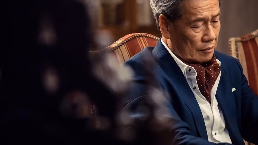 Lưu Giang (sinh năm 1946): Nam diễn viên kỳ cựu đã có hơn 50 năm vào nghề và được nhiều diễn viên kính trọng gọi bằng "thầy Lưu". Trước khi tham gia đóng phim, Lưu Giang là diễn viên kinh kịch và gia nhập làng giải trí với tư cách là người chỉ đạo võ thuật. Năm 1981, ông gia nhập TVB sau một thời gian hoạt động ở các đài Giai thị, RTV. Nam diễn viên được khán giả TVB yêu mến bởi kỹ năng diễn xuất đa dạng, đặc biệt khi hóa thân vào những nhân vật phản diện. Ảnh: HK01. Cac dien vien TVB o tuoi