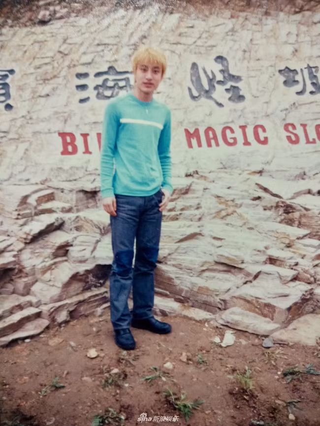 Ai cũng có một thời trẻ trâu: Giả Nãi Lượng tóc vàng hoe, gầy nhom cực kỳ đáng yêu - Ảnh 1.