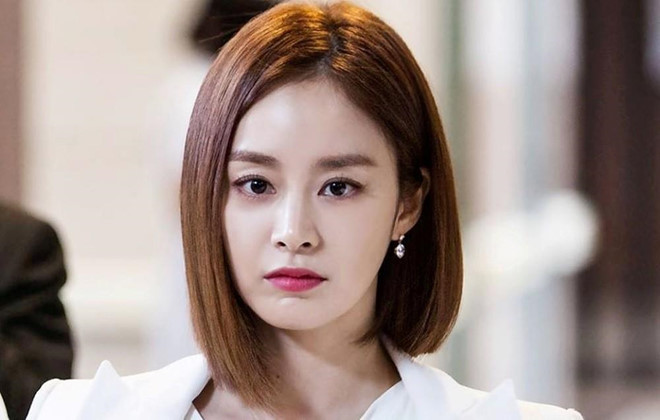 Kim Tae Hee: Được mệnh danh là "con dâu quốc dân", nhan sắc xinh đẹp vào hàng bậc nhất làng giải trí Hàn Quốc, thế nhưng xét về sự nghiệp diễn xuất, nữ diễn viên lại không được đánh giá cao. Theo một khảo sát gần đây, trong tổng số 7.166 phiếu bầu, Kim Tae Hee đã chiếm tới 892 phiếu (12,4%), là sao hạng A có diễn xuất gây thất vọng nhất Hàn Quốc. Một số vai diễn trong những bộ phim tiêu biểu của cô nhưChuyện tình Harvard, Iris, My Princess... luôn ở mức độ an toàn, diễn tròn vai, chỉ góp phần phô diễn thế mạnh nhan sắc của cô trên màn ảnh. Nhung my nhan bi che mot mau cua man anh Han Quoc hinh anh 1