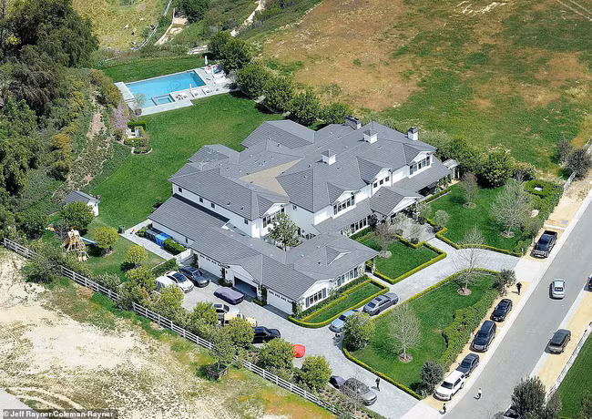 Biết nhà Kardashian giàu nhưng ai ngờ giàu đến độ này: Thầu hẳn khu đất khổng lồ xây 6 biệt thự trăm tỷ chỉ vì 1 lý do đơn giản - Ảnh 15.