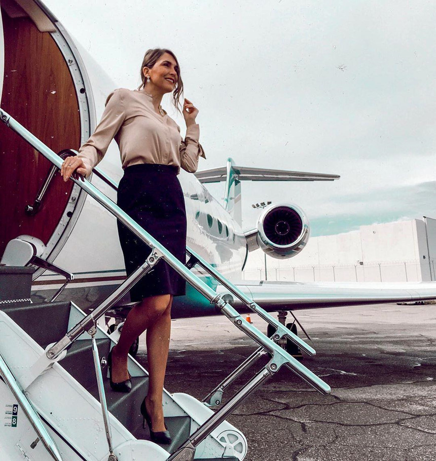 Làm tiếp viên hàng không đã khó, tiếp viên hàng không phục vụ chuyến bay tư nhân còn áp lực hơn bội phần. Ảnh: Marykalymnou. Luong chuc nghin USD va cong viec cua tiep vien hang khong phuc vu VIP hinh anh 1