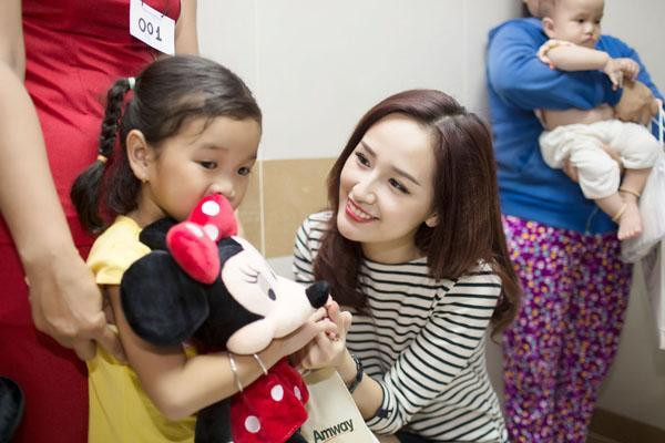 Trước đó, Mai Phương Thúy cũng dùng số tiền 700 triệu đồng gửi tới tổ chức phẫu thuật nụ cười cho trẻ em không may mắn bị hở hàm ếch. Cô nàng chia sẻ bản thân hiện tại bận rộn không có mặt trực tiếp để làm từ thiện nên đã giúp đỡ những người khó khăn theo cách của riêng mình. Cô cũng tiết lộ đây là số tiền lớn nhất cô từng chuyển khoản nhưng chưa phải số tiền lớn nhất cô từng bỏ ra làm từ thiện. 